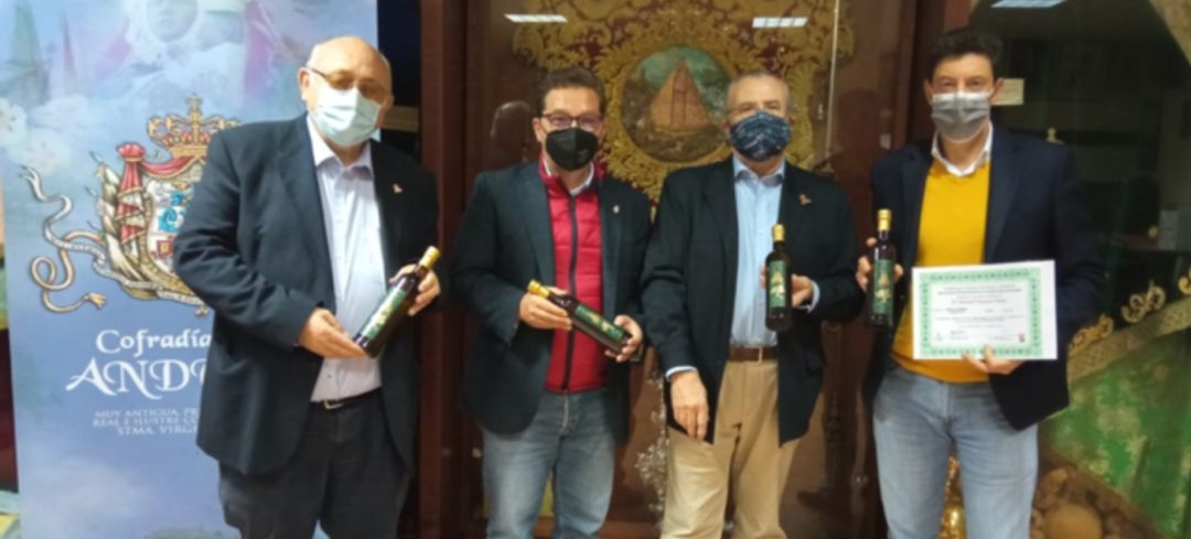 De izquierda a derecha: Domingo Bonillo, alcalde de Carboneros, Paco Huertas, alcalde de Andújar, Antonio Mayoralas, presidente de la Fundación Lumière y Manuel Vázquez, representante de la cofradía.
De izquierda a derecha: Domingo Bonillo, alcalde de Carboneros, Paco Huertas, alcalde de Andújar, Antonio Mayoralas, presidente de la Fundación Lumière y Manuel Vázquez, representante de la cofradía.