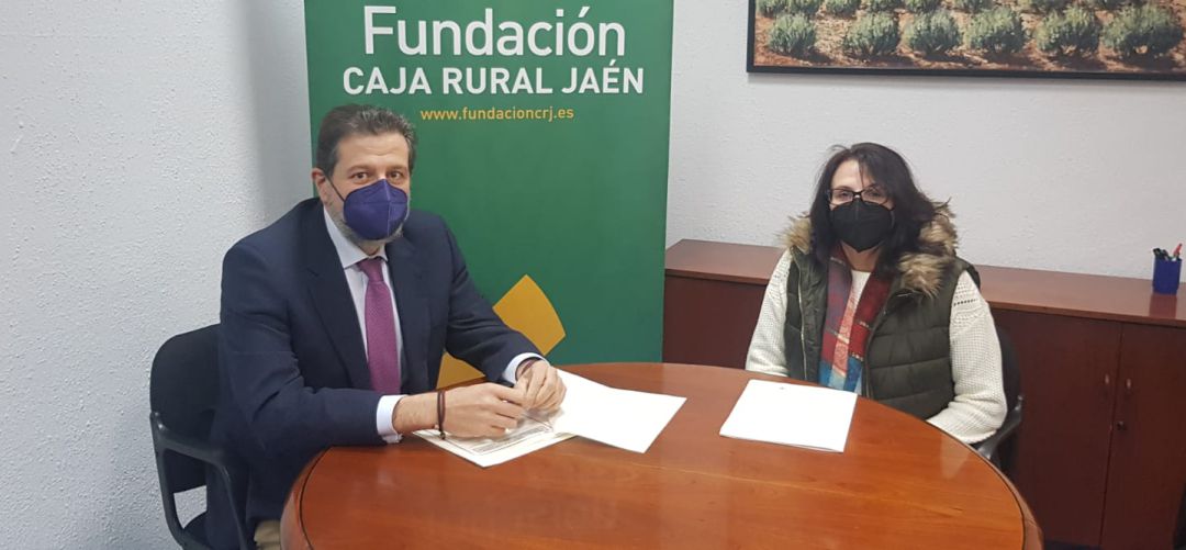 La Presidenta de Aseproj, Trinidad Campos Corral, y el subdirector de Caja Rural, Luis Jesús García-Lomas La Presidenta de Aseproj, Trinidad Campos Corral, y el subdirector de Caja Rural, Luis Jesús García-Lomas