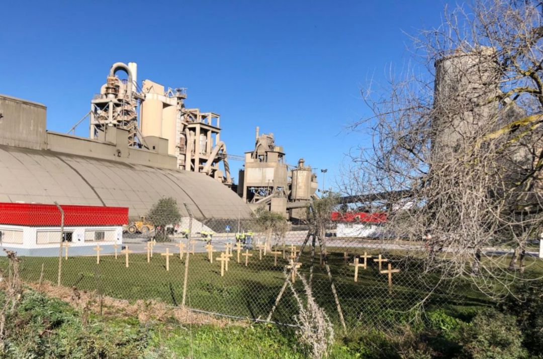 Cementerio contra el ERE de la multinacional Holcim Cementerio contra el ERE de la multinacional Holcim
