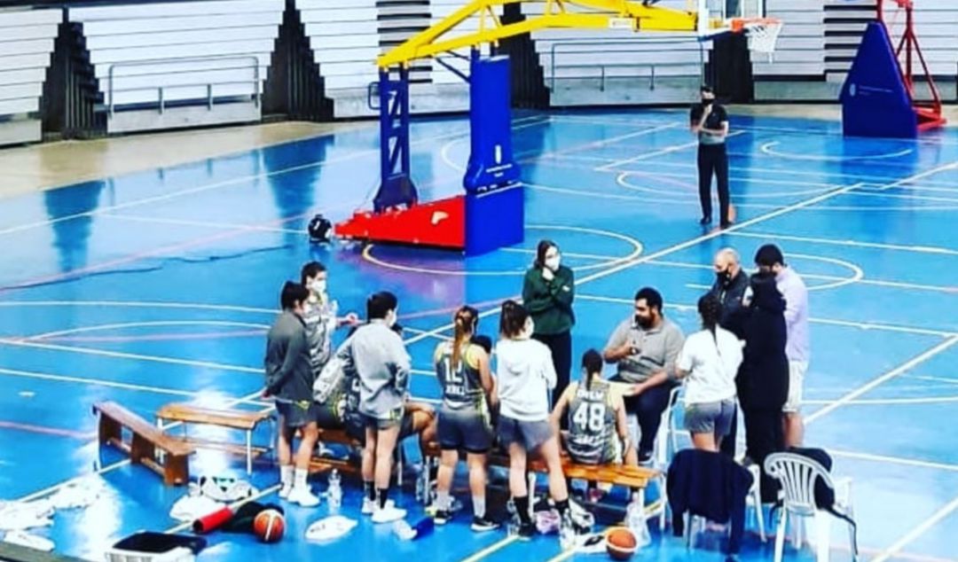 José Galán dando instrucciones a sus jugadiras en el Palacio José Galán dando instrucciones a sus jugadiras en el Palacio