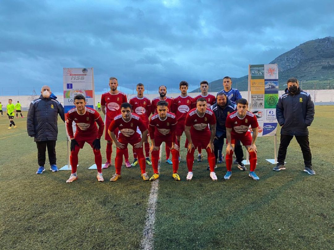 Once inicial del Jódar ante el Quesada, con el entrenador, Cristóbal Moreno, a la derecha y Justo Moya, presidente y delegado, a la izquierda Once inicial del Jódar ante el Quesada, con el entrenador, Cristóbal Moreno, a la derecha y Justo Moya, presidente y delegado, a la izquierda