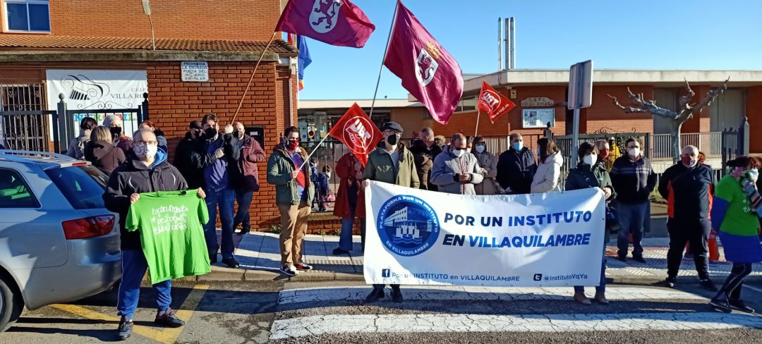 Concentración frente al Colegio de Navatejera Concentración frente al Colegio de Navatejera
