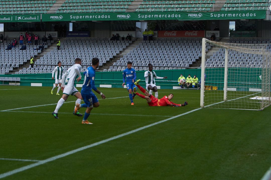 Lance del partido disputado por el Linares en el campo del Córdoba CF Lance del partido disputado por el Linares en el campo del Córdoba CF