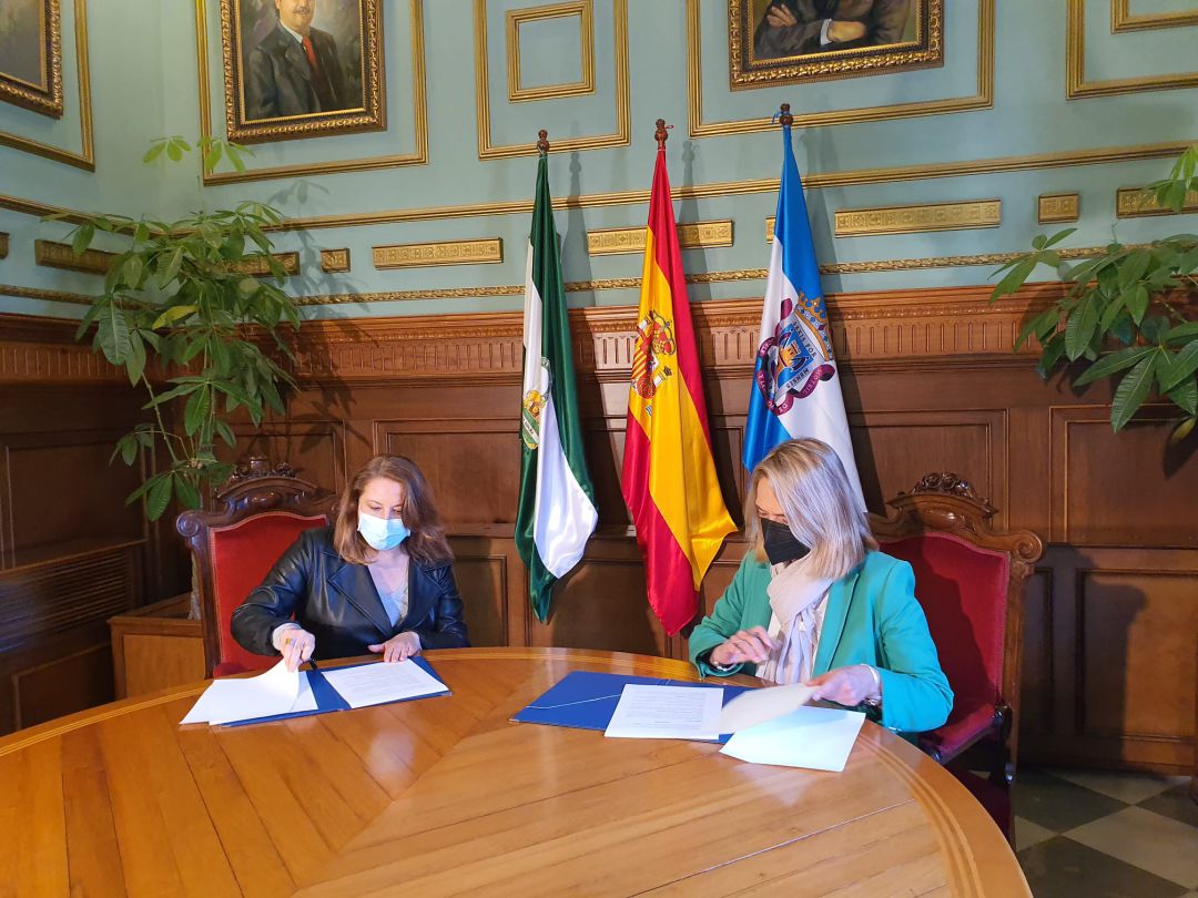 La consejera de agricultura y pesca, Carmen Crespo y la alcaldesa de Motril, Luisa García Chamorro, firman la adhesión de la ciudad al "Compromiso Blanco" de la Junta de Andalucía La consejera de agricultura y pesca, Carmen Crespo y la alcaldesa de Motril, Luisa García Chamorro, firman la adhesión de la ciudad al "Compromiso Blanco" de la Junta de Andalucía