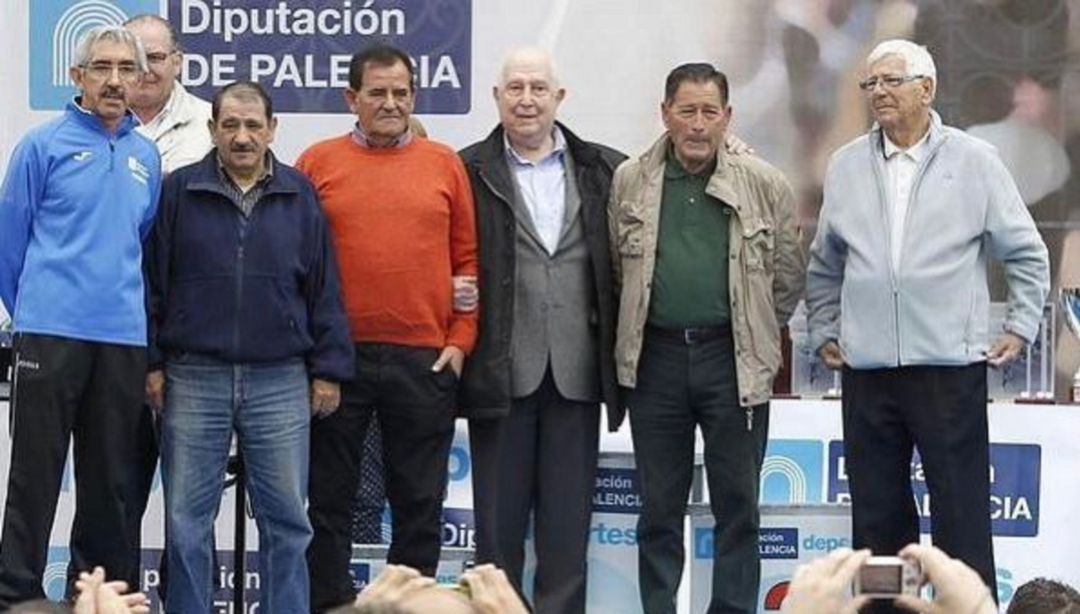 Pepe Haro, segundo por la izquierda, junto a su hermano Mariano Haro Pepe Haro, segundo por la izquierda, junto a su hermano Mariano Haro
