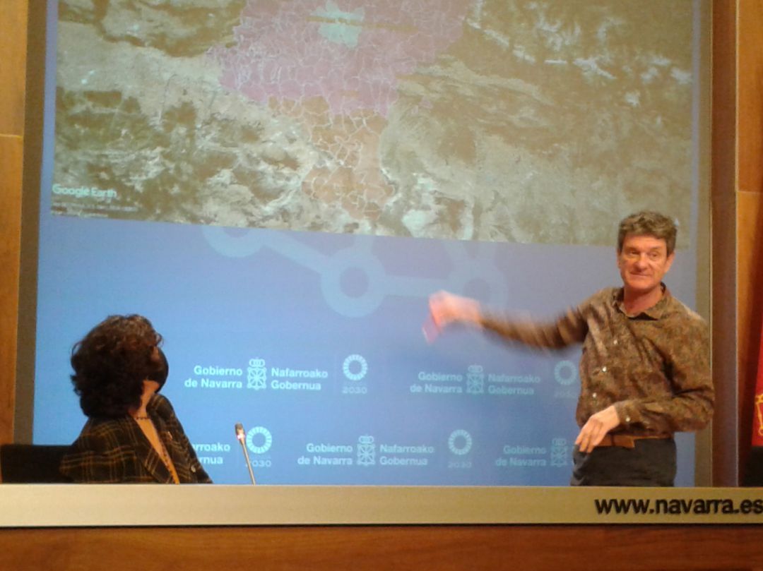 La consejera de Medio Ambiente, Itziar Gómez, y el director de Cambio Climático, Pedro Zuazo, ante el mapa de presencia de ozono en el aire en Navarra. La consejera de Medio Ambiente, Itziar Gómez, y el director de Cambio Climático, Pedro Zuazo, ante el mapa de presencia de ozono en el aire en Navarra.