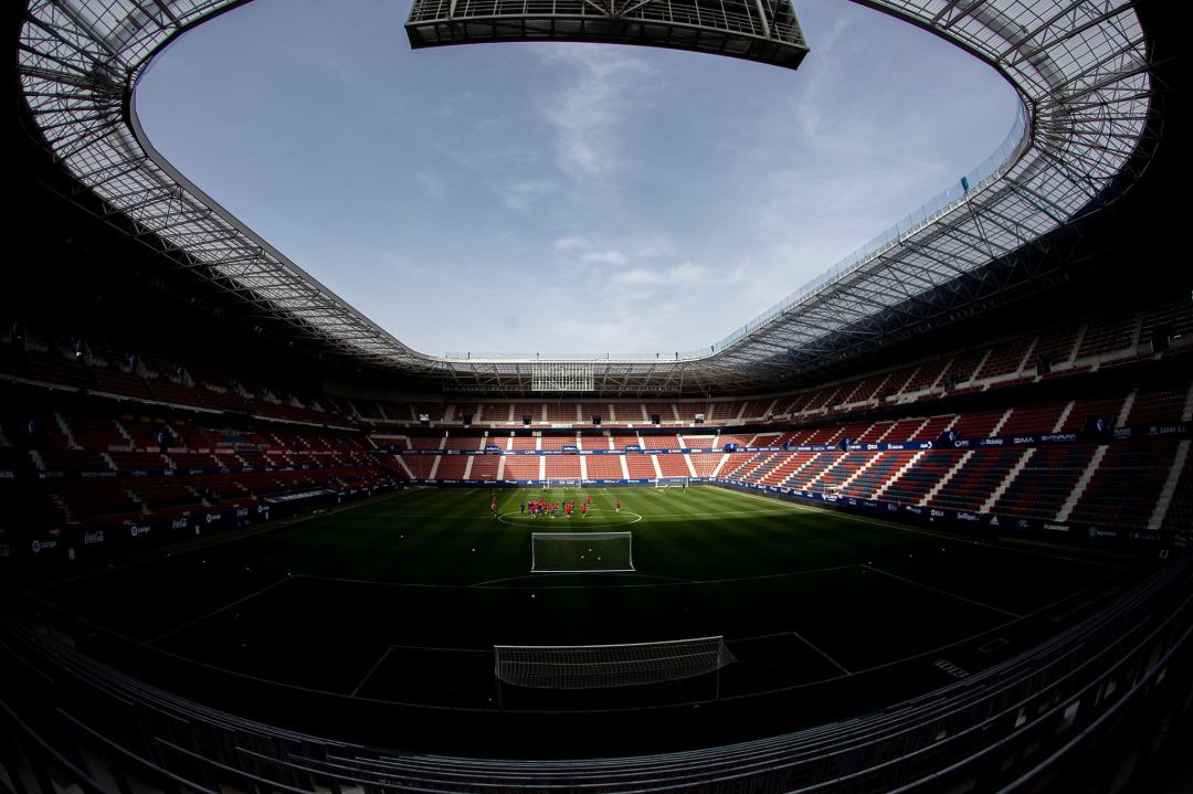 El Sadar acoge el duelo entre Osasuna y Sevilla en la recta final de su reforma El Sadar acoge el duelo entre Osasuna y Sevilla en la recta final de su reforma