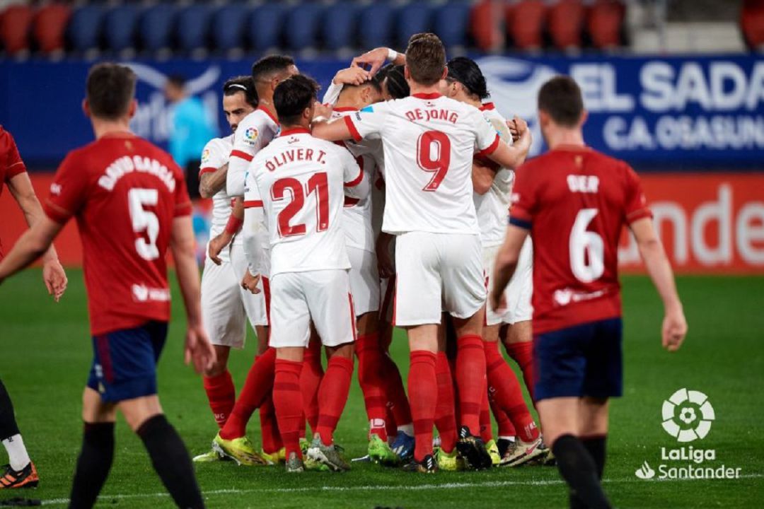 Los jugadores del Sevilla celebran uno de sus goles para ganar en el Sadar Los jugadores del Sevilla celebran uno de sus goles para ganar en el Sadar