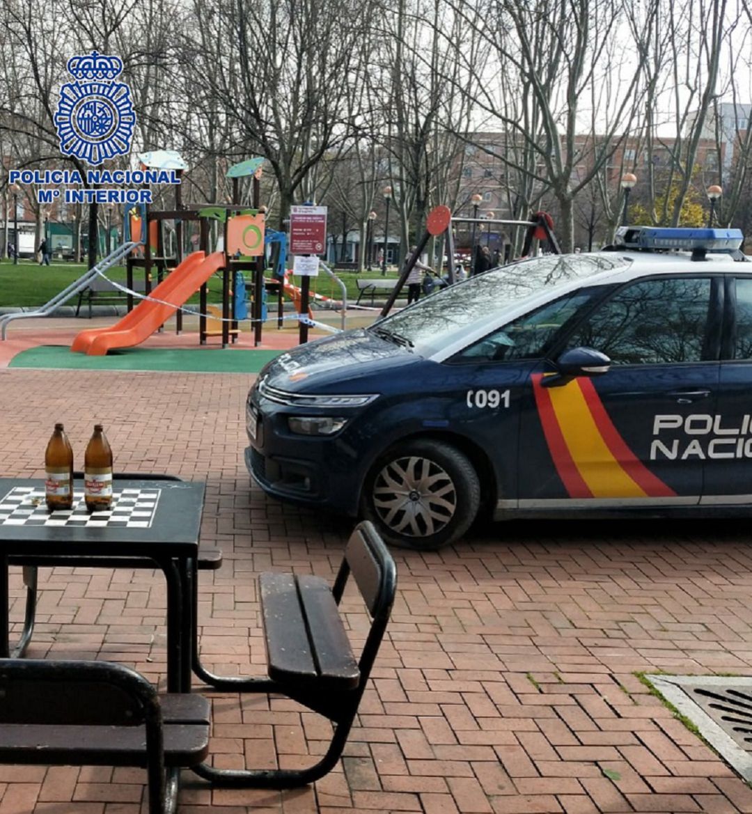 Agentes de la Policía Nacional disuelven un botellón en el Parque de La Cometa. Agentes de la Policía Nacional disuelven un botellón en el Parque de La Cometa.