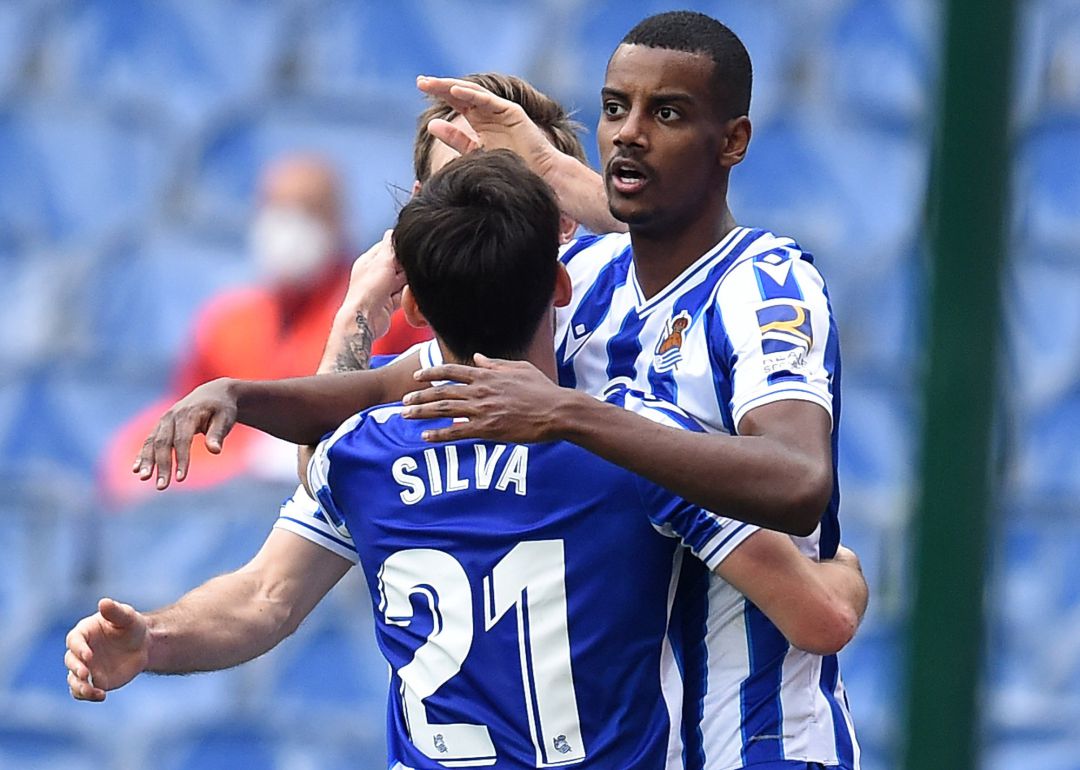 Silva felicita a Isak por uno de sus tres goles contra el Alavés Silva felicita a Isak por uno de sus tres goles contra el Alavés