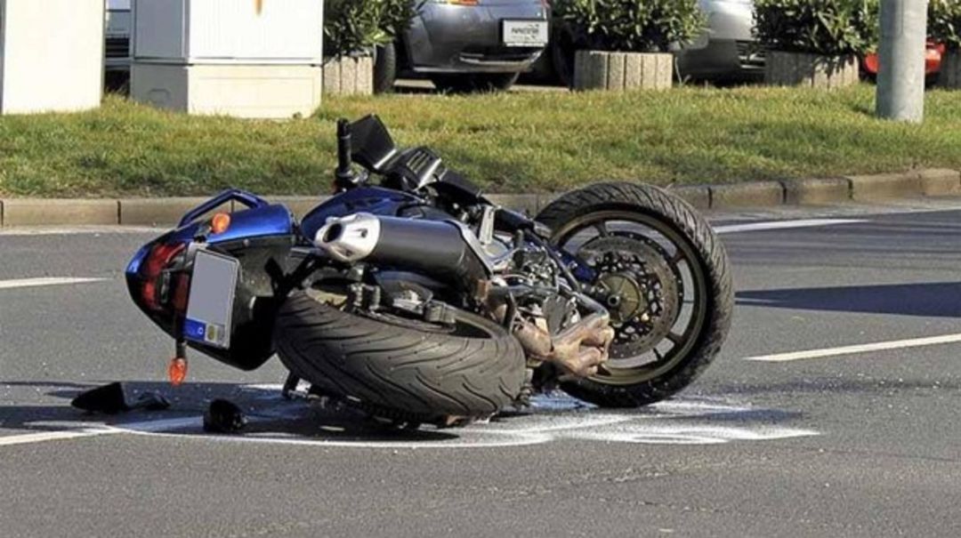 Imagén de archivo de motocicleta accidentada. Imagén de archivo de motocicleta accidentada.