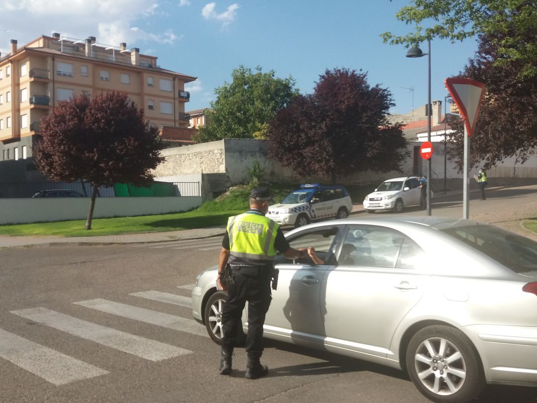 Un agente de Policía Local de Cuéllar realiza un control en la localidad Un agente de Policía Local de Cuéllar realiza un control en la localidad