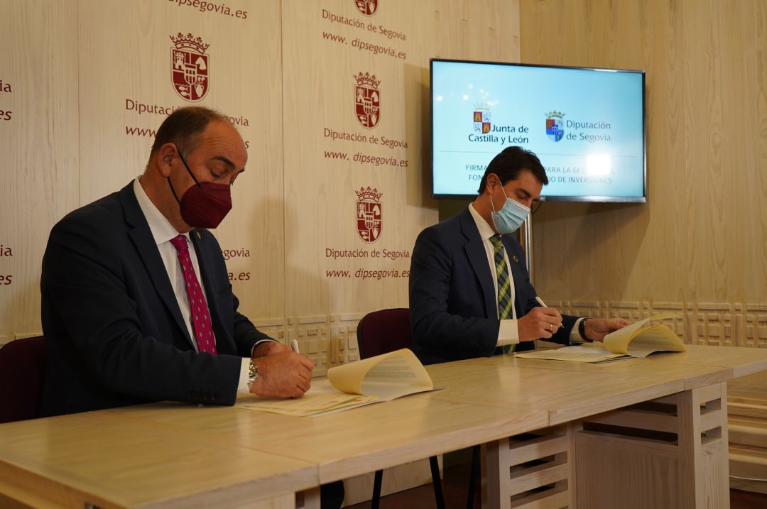 El presidente de la Diputación de Segovia, Miguel Ángel de Vicente y el consejero de Presidencia, Ángel Ibáñez firman el convenio de fondos extraordinarios para municipios de menos de 1.000 habitantes. El presidente de la Diputación de Segovia, Miguel Ángel de Vicente y el consejero de Presidencia, Ángel Ibáñez firman el convenio de fondos extraordinarios para municipios de menos de 1.000 habitantes.