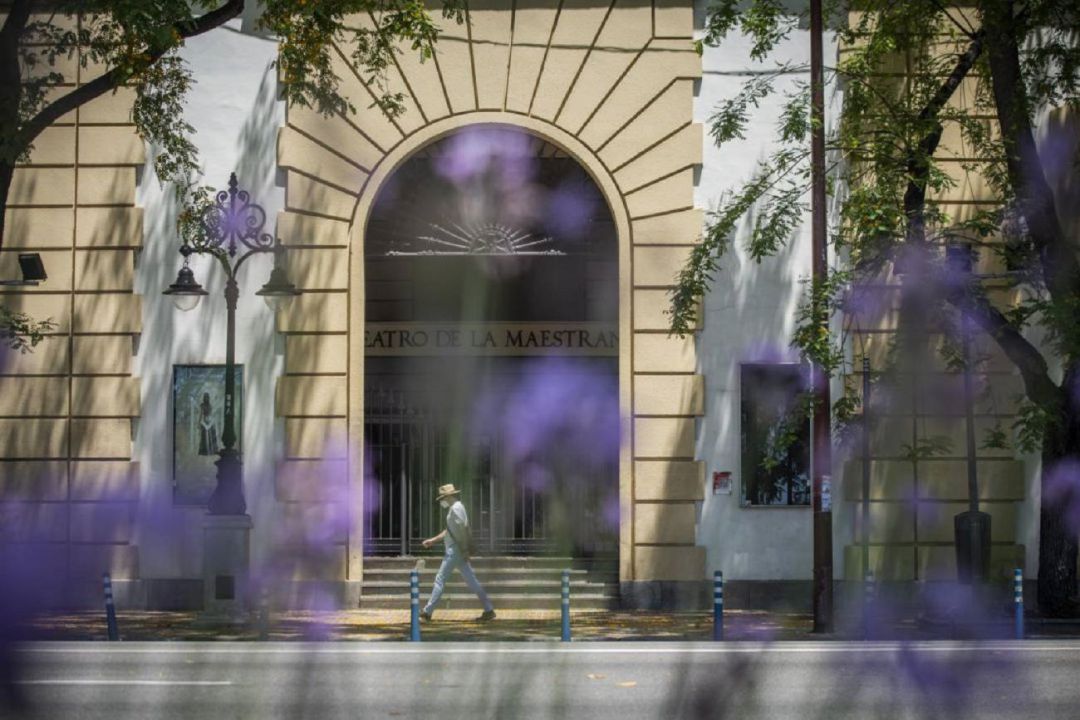 Imagen de archivo de la puerta principal del Teatro de la Maestranza Imagen de archivo de la puerta principal del Teatro de la Maestranza