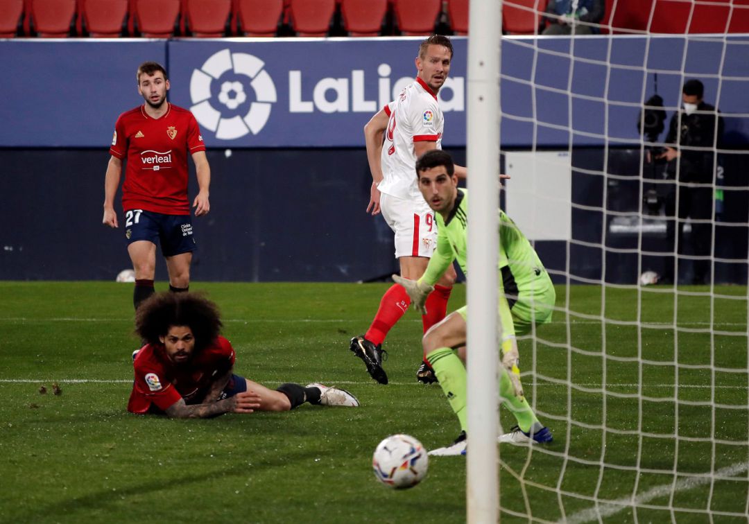 Aridane Hernández y Sergio Herrera ven como De Jong marca el segundo gol del Sevilla en el partido de LaLiga Santander, este lunes en el estadio de El Sadar. Aridane Hernández y Sergio Herrera ven como De Jong marca el segundo gol del Sevilla en el partido de LaLiga Santander, este lunes en el estadio de El Sadar.