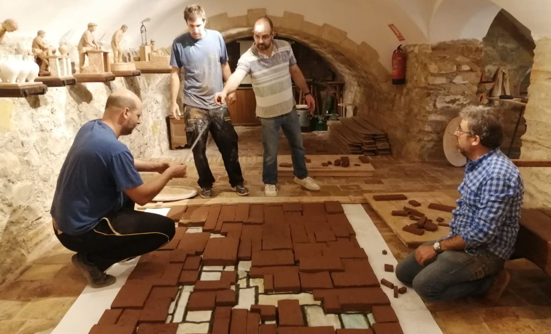 Artesanos trabajando en el monumento a las víctimas y esenciales de la pandemia del Covid-19 Artesanos trabajando en el monumento a las víctimas y esenciales de la pandemia del Covid-19