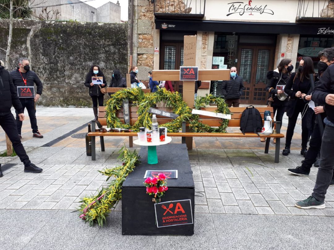 Recreación de un funeral por parte de los hosteleros de A Guarda durante una protesta. Recreación de un funeral por parte de los hosteleros de A Guarda durante una protesta.