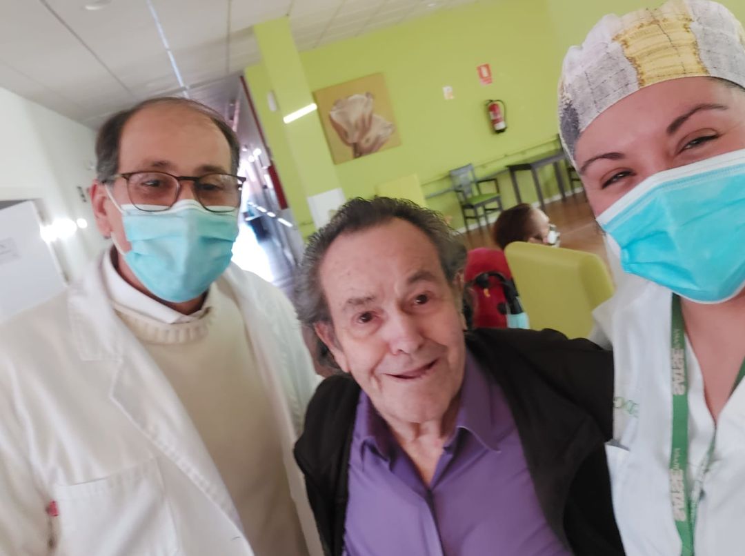 Ángel, uno de los residentes junto al médico Juan Carlos Aranguibel y y la enfermera Ana Noelia Ramos de la residencia "Virgen de la Encarnación", en Carrión de Calatrava Ángel, uno de los residentes junto al médico Juan Carlos Aranguibel y y la enfermera Ana Noelia Ramos de la residencia "Virgen de la Encarnación", en Carrión de Calatrava