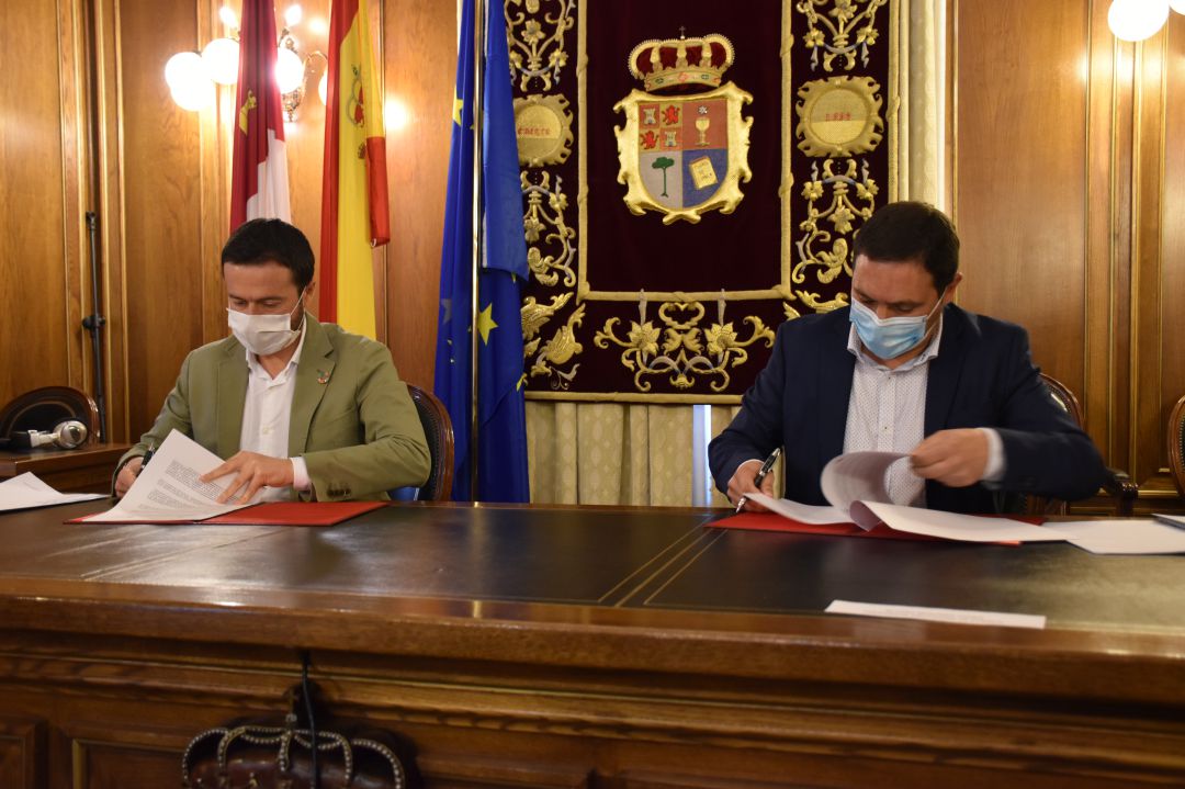 Escudero (i) y Martínez Chana (d) han firmado el convenio este lunes Escudero (i) y Martínez Chana (d) han firmado el convenio este lunes
