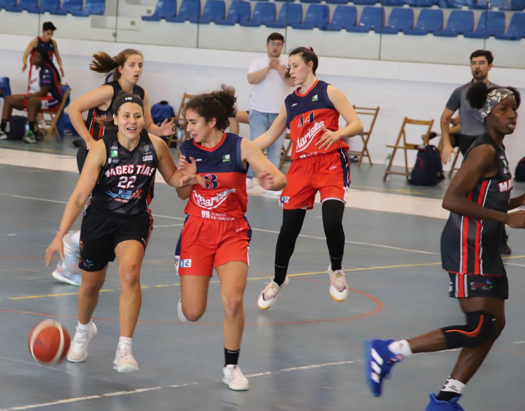Un momento del partido. Un momento del partido.
