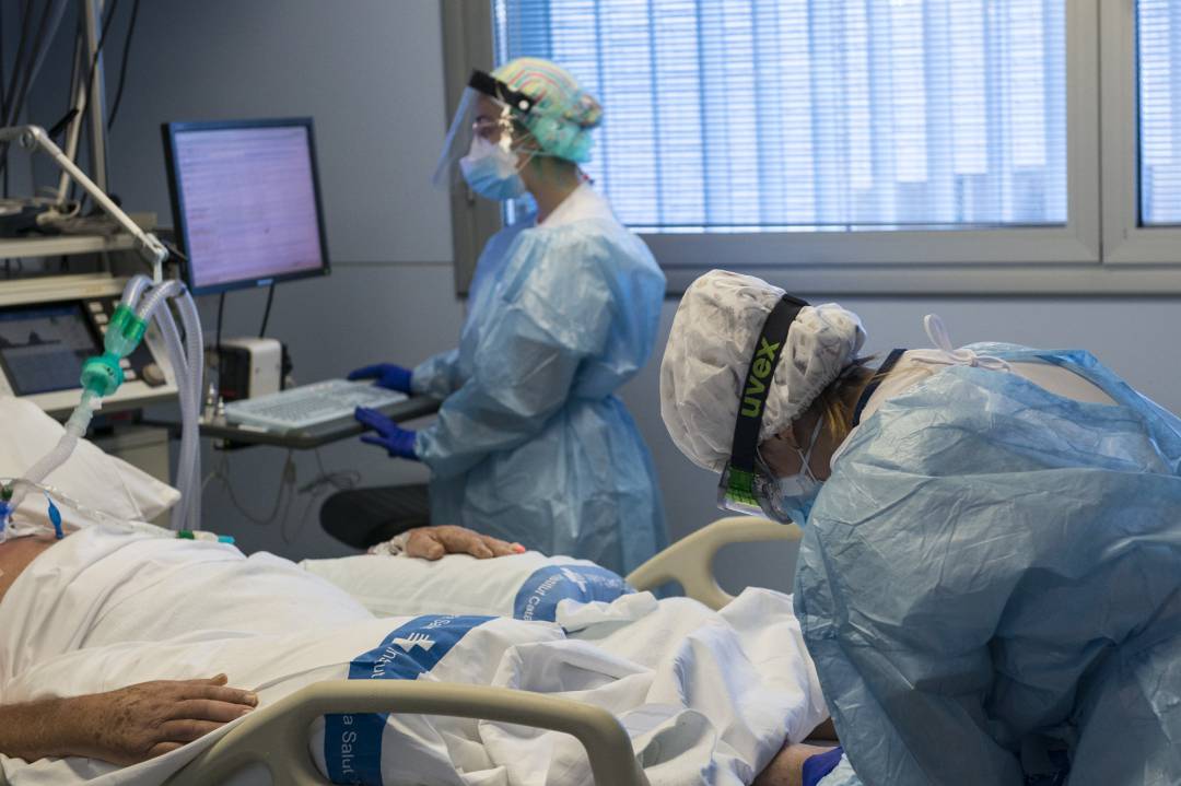 Personal sanitario atendiendo a un paciente ingresado en la Unidad de Cuidados Intensivos (UCI) para enfermos de coronavirus del Hospital Universitario Dr. Josep Trueta de Girona. Personal sanitario atendiendo a un paciente ingresado en la Unidad de Cuidados Intensivos (UCI) para enfermos de coronavirus del Hospital Universitario Dr. Josep Trueta de Girona.