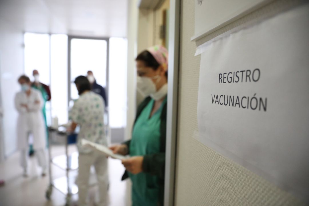 Trabajadores sanitarios en la sala de registro de vacunación para inyectar la vacuna de Pfizer-BioNTech contra la Covid-19 Trabajadores sanitarios en la sala de registro de vacunación para inyectar la vacuna de Pfizer-BioNTech contra la Covid-19