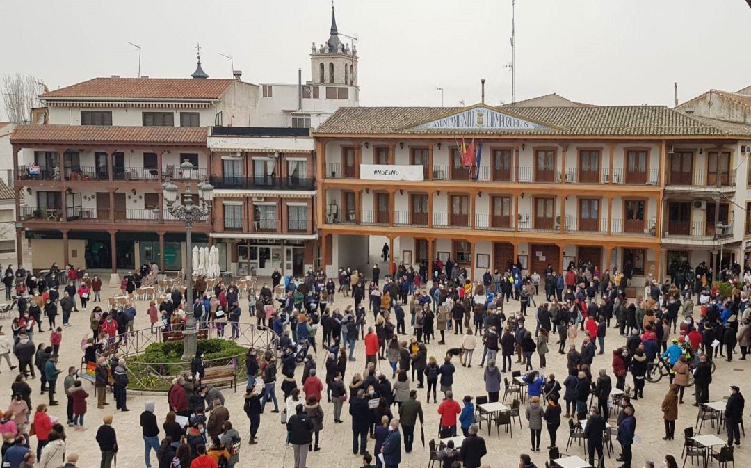 Los vecinos de Ciempozuelos se concentraron este domingo para mostrar su apoyo a la familia agredida este viernes tras recriminar que un grupo de jóvenes no usaban mascarilla. Los vecinos de Ciempozuelos se concentraron este domingo para mostrar su apoyo a la familia agredida este viernes tras recriminar que un grupo de jóvenes no usaban mascarilla.