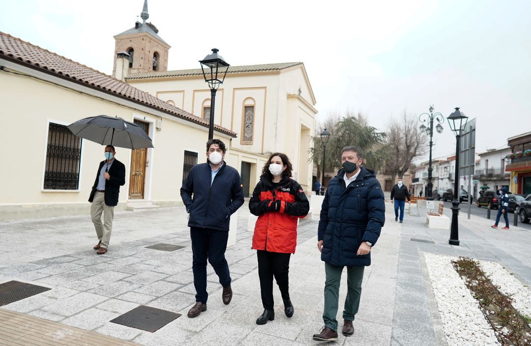 Isabel Díaz Ayuso recorrió este domingo la remodelada Plaza de la Consitución de Humanes de Madrid, acompañada del alcalde (d) y el Consejero de Vivienda y Administración Local (i). Isabel Díaz Ayuso recorrió este domingo la remodelada Plaza de la Consitución de Humanes de Madrid, acompañada del alcalde (d) y el Consejero de Vivienda y Administración Local (i).