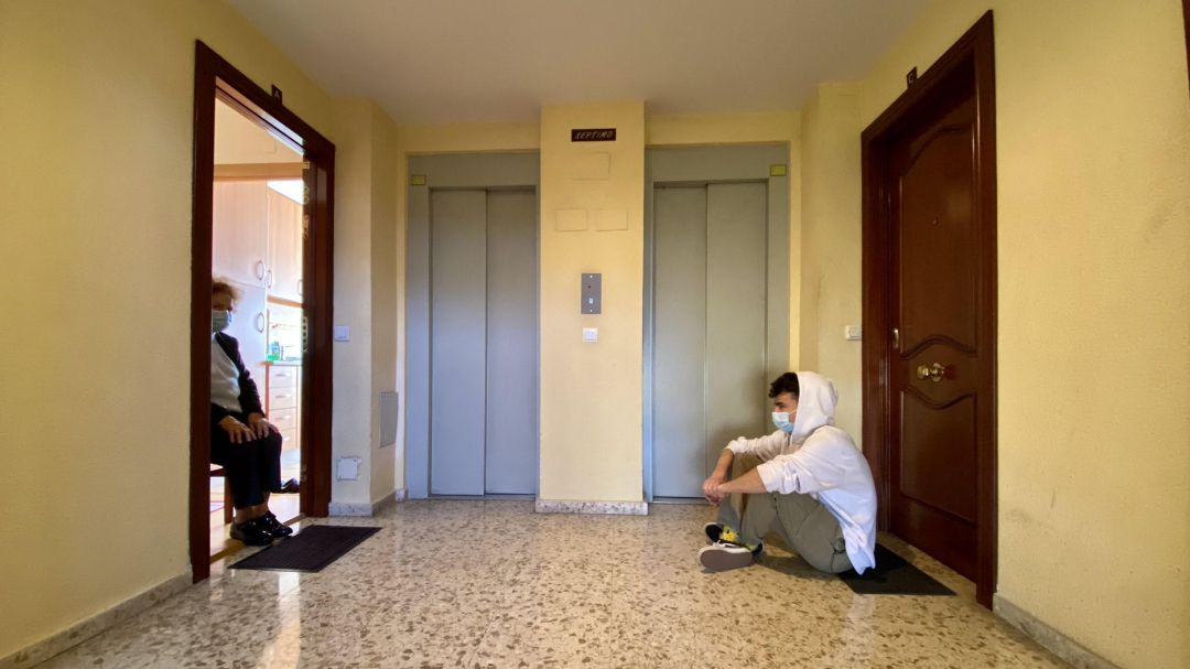 El nieto, Álvaro, y su abuela, Carmen, en un momento del encuentro en el descansillo delante de la casa de la mujer en el barrio malagueño de Carranque El nieto, Álvaro, y su abuela, Carmen, en un momento del encuentro en el descansillo delante de la casa de la mujer en el barrio malagueño de Carranque