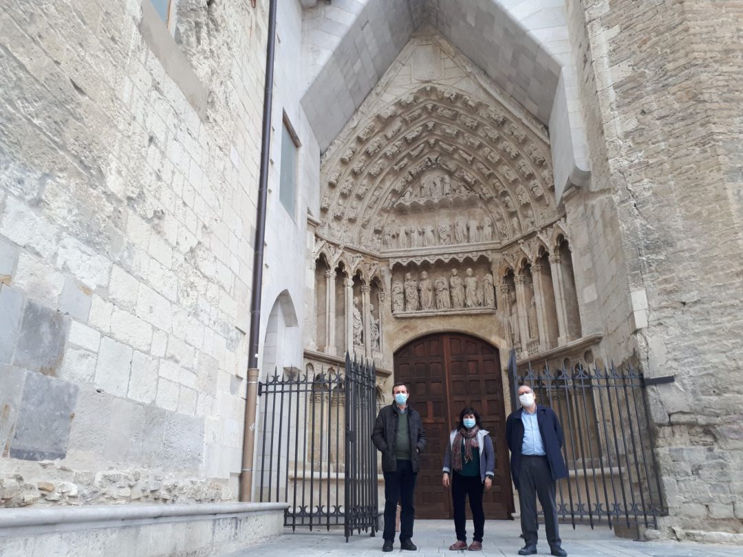 De izquierda a derecha: Jon Lasa, director gerente de la Fundación Catedral de Santa María; Dolores Sanz, restauradora de Petra y Leandro Cámara, arquitecto de la Fundación Catedral Santa Maria en la portada de Santa Ana. De izquierda a derecha: Jon Lasa, director gerente de la Fundación Catedral de Santa María; Dolores Sanz, restauradora de Petra y Leandro Cámara, arquitecto de la Fundación Catedral Santa Maria en la portada de Santa Ana.