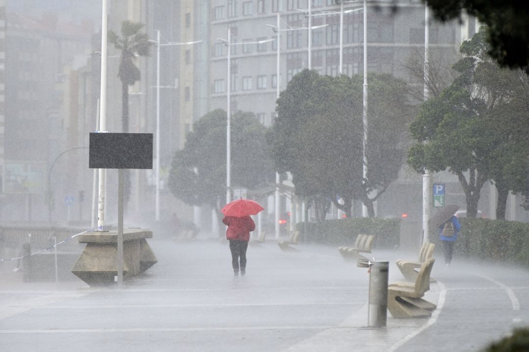 Dos mujeres caminan bajo la lluvia en el paseo marítimo de A Coruña. Dos mujeres caminan bajo la lluvia en el paseo marítimo de A Coruña.