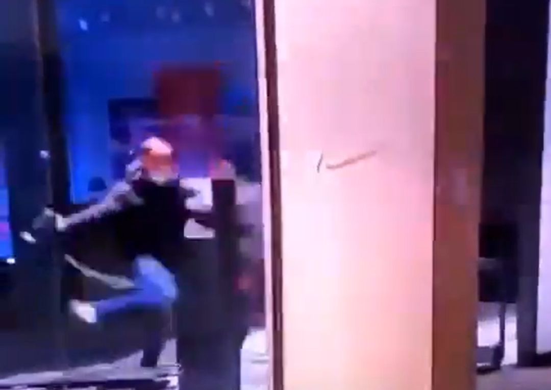 La imagen del joven intentando saquear la tienda de Nike. La imagen del joven intentando saquear la tienda de Nike.