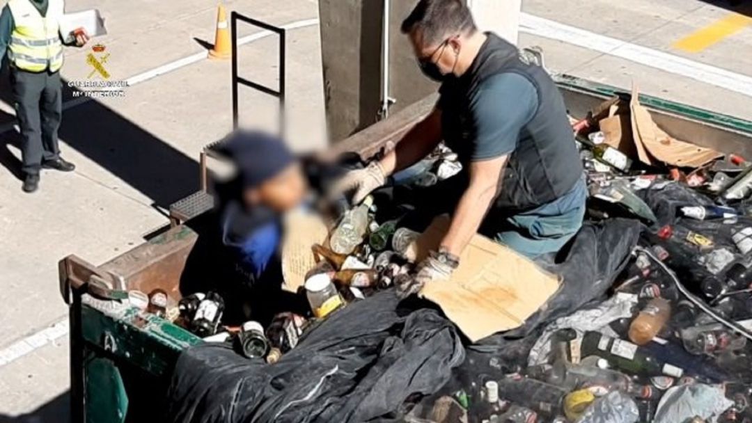 La Guardia Civil rescata a 41 personas en el puerto de Melilla ocultas en bateas entre restos de vidrios y cenizas. La Guardia Civil rescata a 41 personas en el puerto de Melilla ocultas en bateas entre restos de vidrios y cenizas.