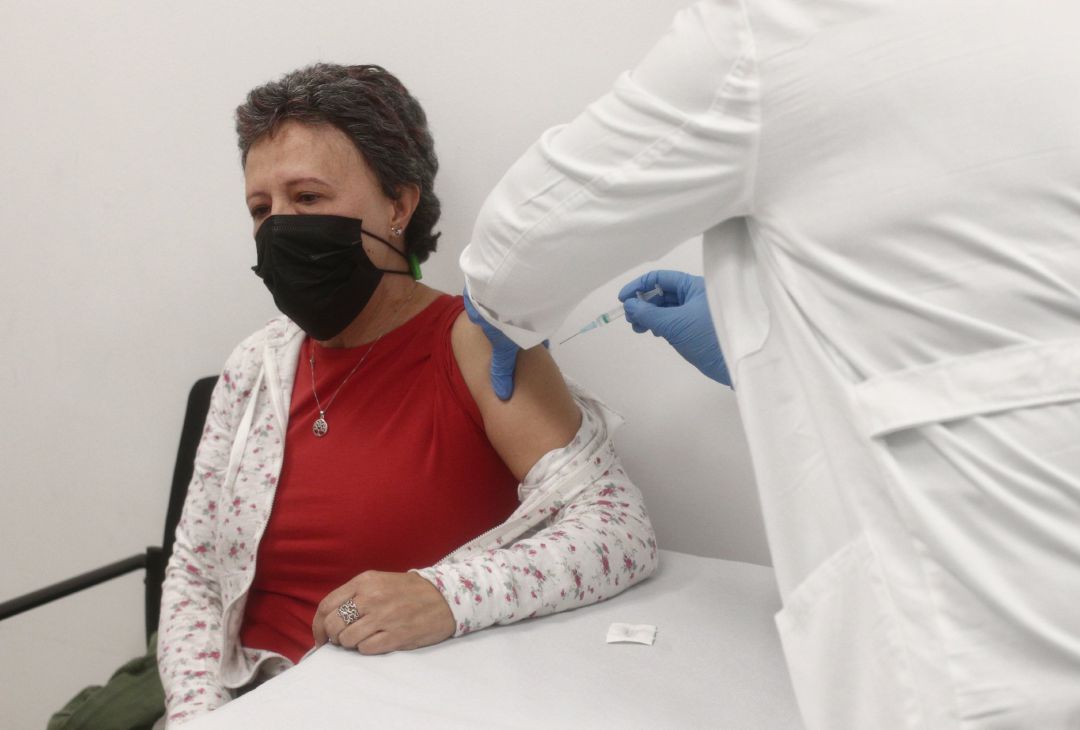 Una mujer recibe la primera dosis de la vacuna contra la COVID-19 de AstraZeneca Una mujer recibe la primera dosis de la vacuna contra la COVID-19 de AstraZeneca