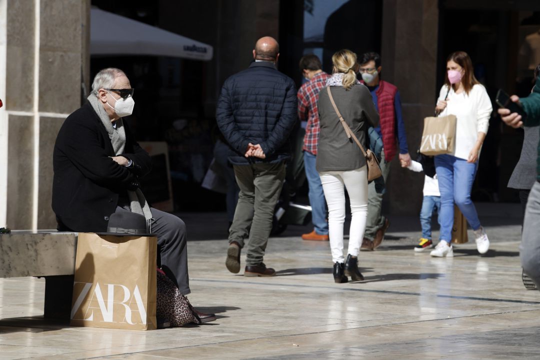 La gente pasea por una calle comercial de Málaga La gente pasea por una calle comercial de Málaga