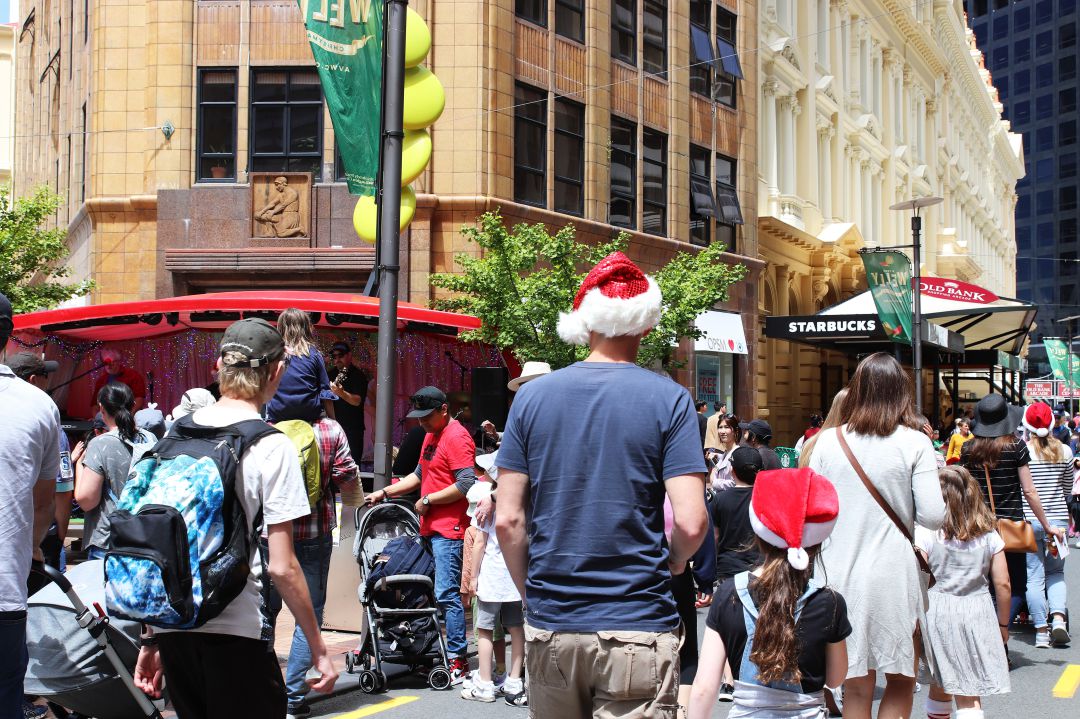 Numerosas personas pasean por la calle durante la Navidad de 2020 en Nueva Zelanda Numerosas personas pasean por la calle durante la Navidad de 2020 en Nueva Zelanda