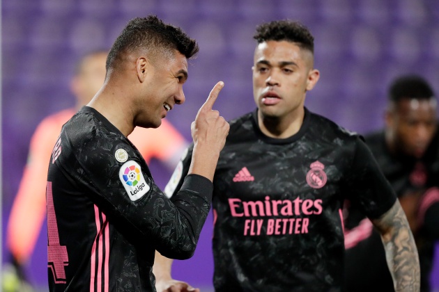 Casemiro celebra junto a Mariano su gol en Valladolid. Casemiro celebra junto a Mariano su gol en Valladolid.