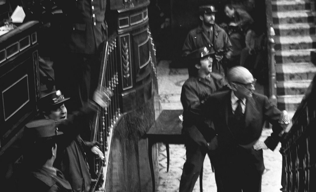 El vicepresidente y teniente general Gutiérrez Mellado se enfrenta a un grupo de guardias civiles en el momento en que el teniente coronel AntonioTejero, irrumpe, pistola en mano, en el Congreso de los Diputados, durante la segunda votación de investidura de Leopoldo Calvo Sotelo como presidente del Gobierno. El vicepresidente y teniente general Gutiérrez Mellado se enfrenta a un grupo de guardias civiles en el momento en que el teniente coronel AntonioTejero, irrumpe, pistola en mano, en el Congreso de los Diputados, durante la segunda votación de investidura de Leopoldo Calvo Sotelo como presidente del Gobierno.