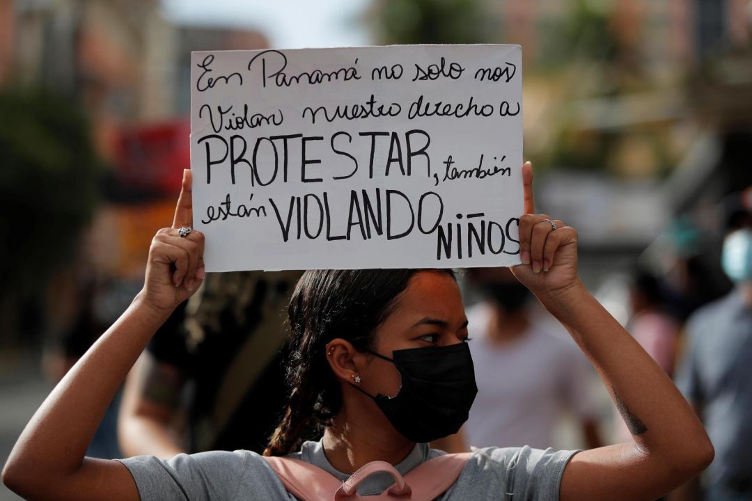 Manifestantes protestan frente a la sede de la Secretaría Nacional de Niñez, Adolescencia y Familia (Senniaf), contra los casos de abuso a menores ocurridos en albergues de dicha institución. Manifestantes protestan frente a la sede de la Secretaría Nacional de Niñez, Adolescencia y Familia (Senniaf), contra los casos de abuso a menores ocurridos en albergues de dicha institución.