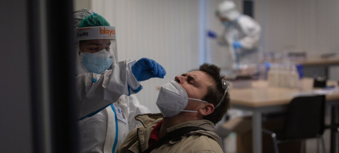 Imagen de archivo de un hombre al que se le está practicando una prueba PCR Imagen de archivo de un hombre al que se le está practicando una prueba PCR