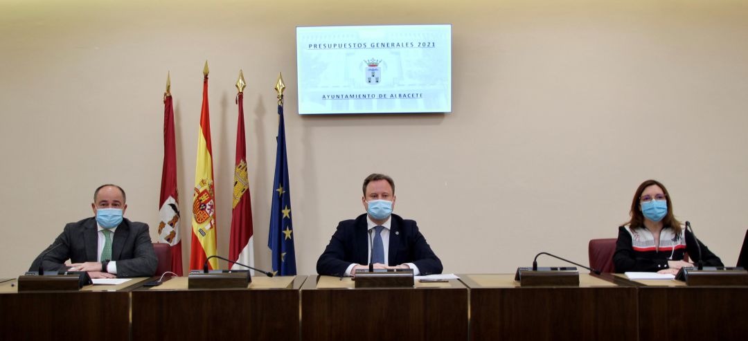 El vicealcalde Emilio Sáez, el alcalde Vicente Casañ y la concejal de Hacienda, María José López El vicealcalde Emilio Sáez, el alcalde Vicente Casañ y la concejal de Hacienda, María José López