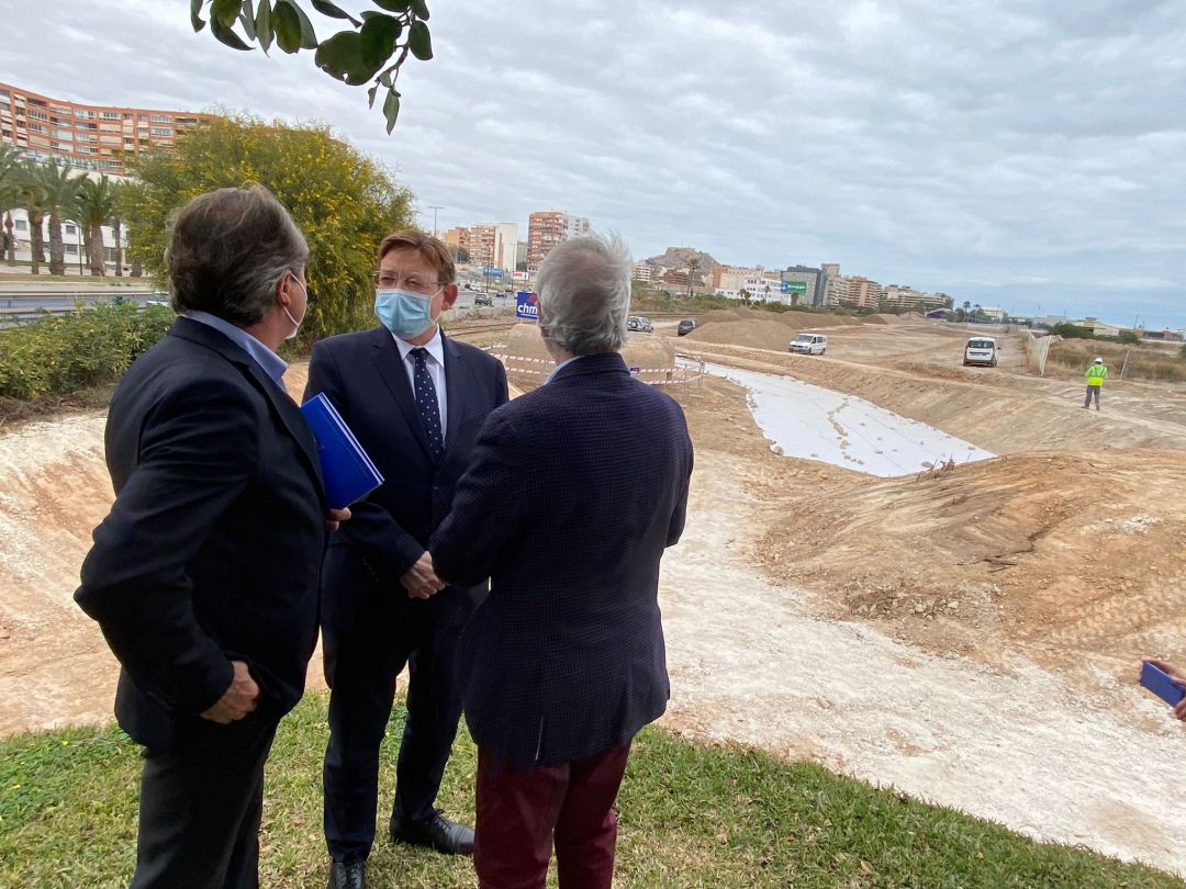 El president de la Generalitat, Ximo Puig, con el presidente de la Autoridad Portuaria, Juan José Gisbert, durante su visita a las obras de la ampliación del Parque del Mar en el Puerto. El president de la Generalitat, Ximo Puig, con el presidente de la Autoridad Portuaria, Juan José Gisbert, durante su visita a las obras de la ampliación del Parque del Mar en el Puerto.