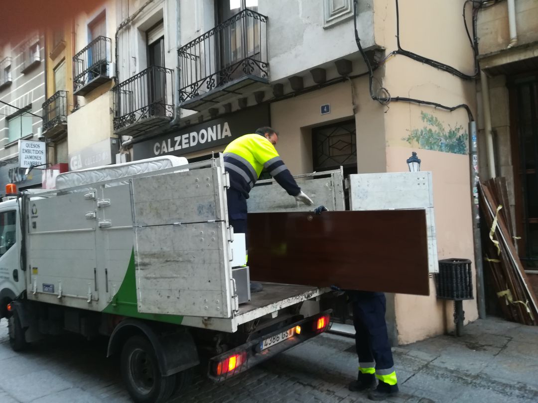 El servicio de recogida de enseres forma parte de esta contrata El servicio de recogida de enseres forma parte de esta contrata