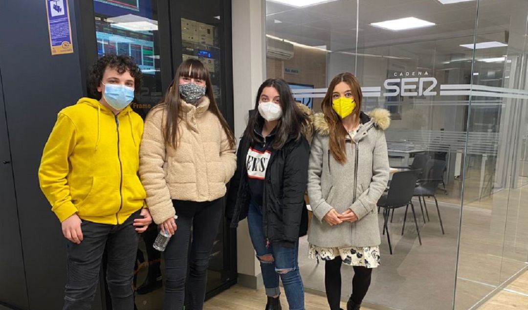 Los alumnos de La Probetta posan junto a su profesora en las instalaciones de Radio Aranda Los alumnos de La Probetta posan junto a su profesora en las instalaciones de Radio Aranda