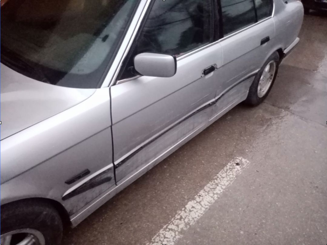 Uno de los coches dañados Uno de los coches dañados