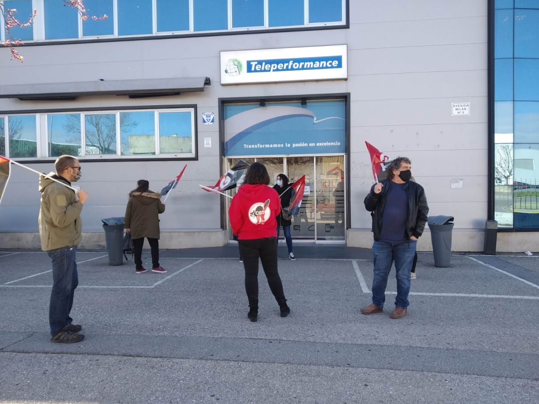 Los delegados sindicales a las puertas de la empresa en Ponferrada Los delegados sindicales a las puertas de la empresa en Ponferrada