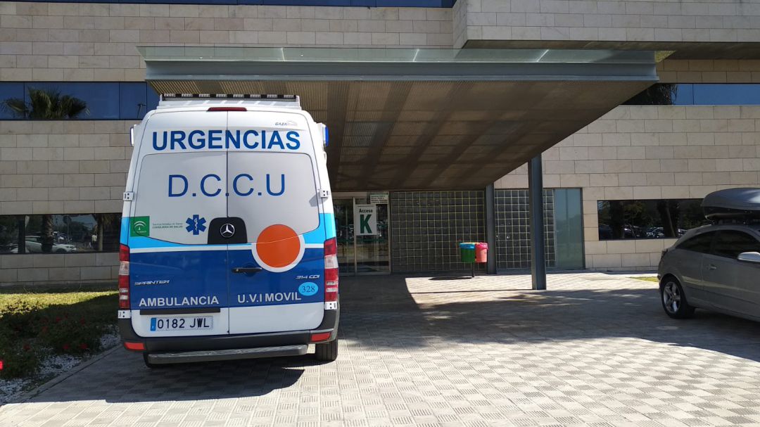 Una UVI movil, frente a un acceso del Hospital Universitario Reina Sofía Una UVI movil, frente a un acceso del Hospital Universitario Reina Sofía