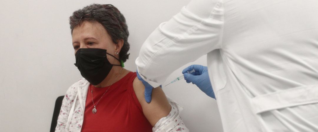 Una mujer recibe la primera dosis de la vacuna contra la COVID-19 de AstraZeneca Una mujer recibe la primera dosis de la vacuna contra la COVID-19 de AstraZeneca