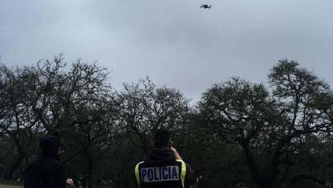 Un agente controla un dron Un agente controla un dron