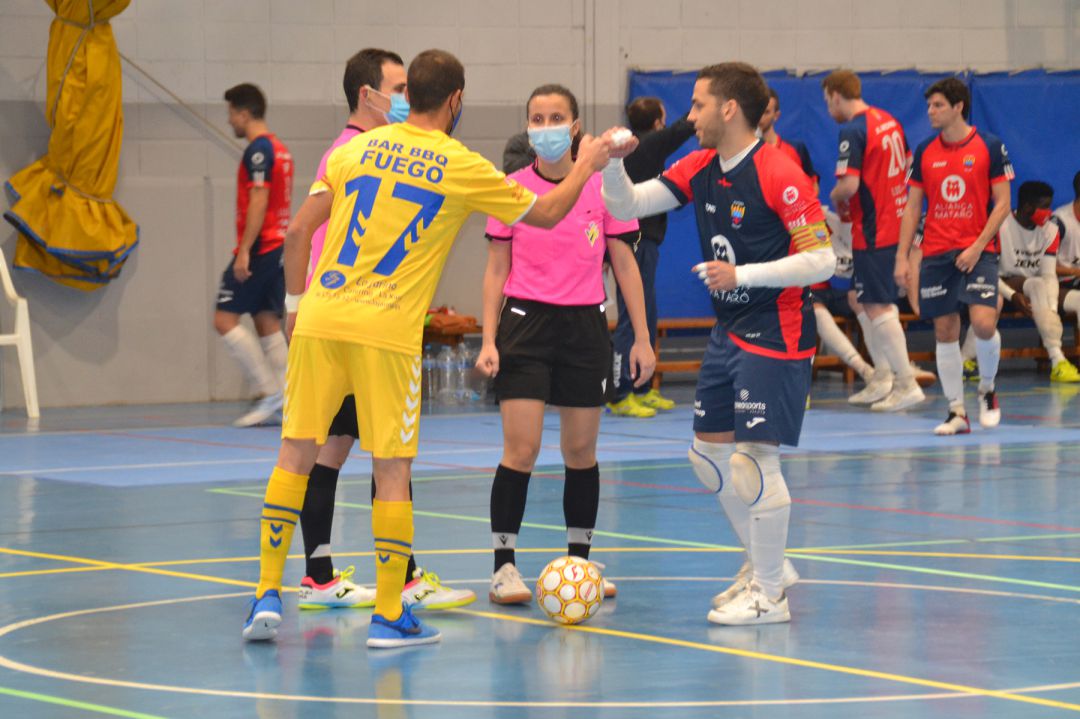 Los capitanes antes del partido. Los capitanes antes del partido.